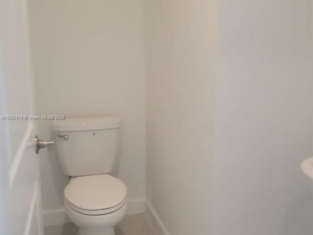 Home for rent at 707 SE 14th Ct 2/13 - photo 5451663