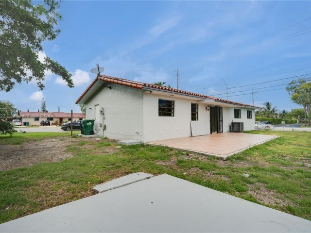 Home for rent at 10700 SW 70th St - photo 5454810