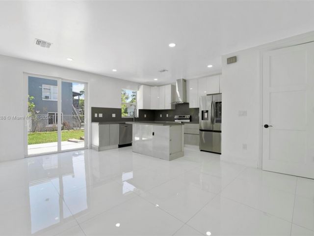 Home for sale at 1215 W Las Olas Blvd 1215 - photo 5459973