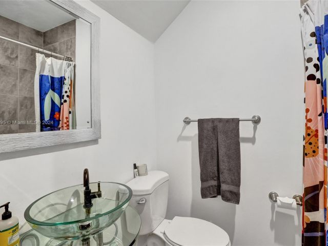 Home for sale at 2758 NE 8th Ave 2758 - photo 5463648