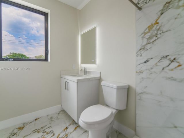 Home for rent at 1619 NE 11th St 1 - photo 5464546