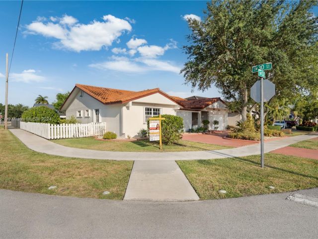 Home for sale at 3001 SW 132nd Ct - photo 5490543