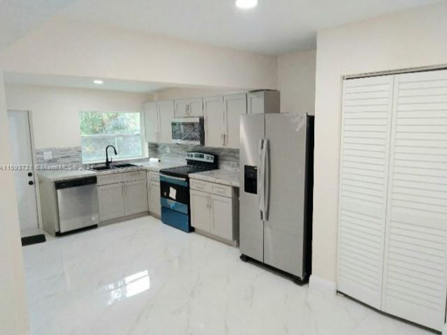 Home for rent at 900 NE 154th St - photo 5511472