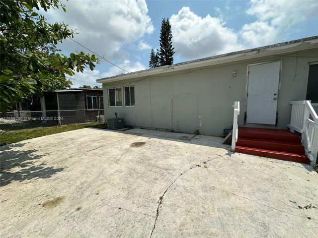 Home for rent at 10846 NE 4th Ave - photo 5471181