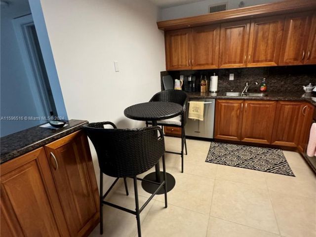 Apartment for rent  Unit # - photo 5475668