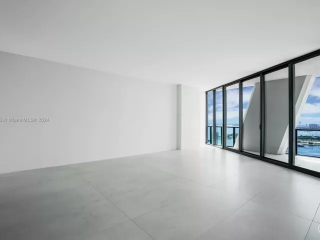 4-bedroom condo for sale in Miami - 1000 Biscayne Blvd 3701 - MondialRealty