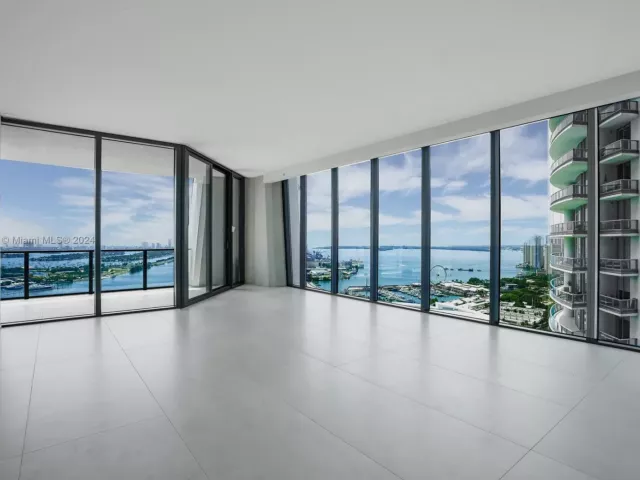 4-bedroom condo for sale in Miami - 1000 Biscayne Blvd 3701 - MondialRealty