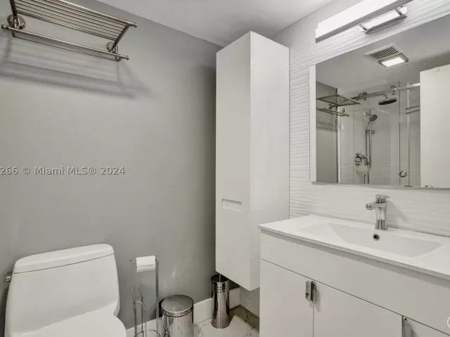 2-bedroom condo for sale in Sunny Isles Beach - 301 174th St 1701 - MondialRealty