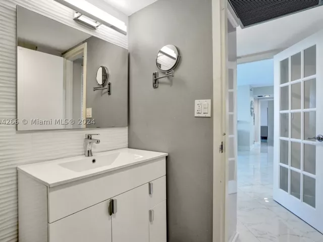2-bedroom condo for sale in Sunny Isles Beach - 301 174th St 1701 - MondialRealty