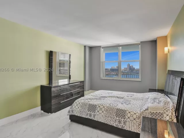 2-bedroom condo for sale in Sunny Isles Beach - 301 174th St 1701 - MondialRealty