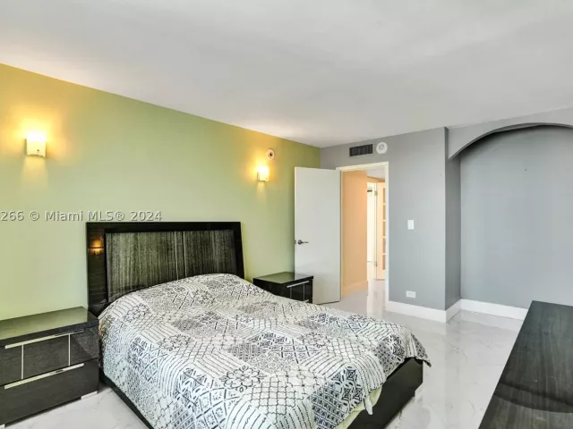 2-bedroom condo for sale in Sunny Isles Beach - 301 174th St 1701 - MondialRealty