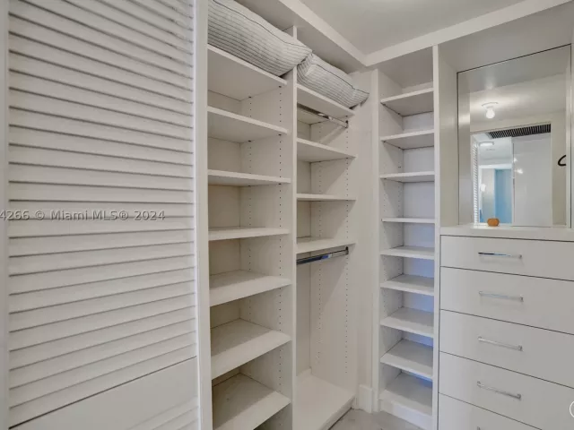 2-bedroom condo for sale in Sunny Isles Beach - 301 174th St 1701 - MondialRealty
