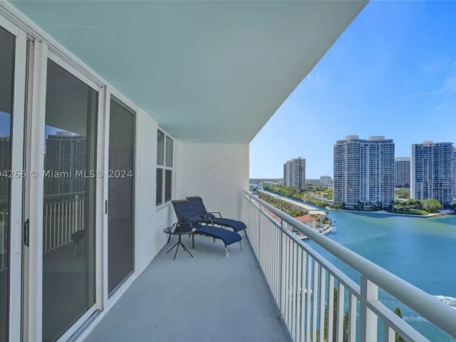 2-bedroom condo for sale in Sunny Isles Beach - 301 174th St 1701 - MondialRealty