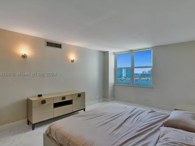 2-bedroom condo for sale in Sunny Isles Beach - 301 174th St 1701 - MondialRealty