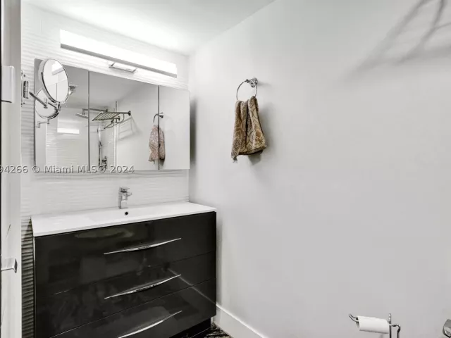 2-bedroom condo for sale in Sunny Isles Beach - 301 174th St 1701 - MondialRealty