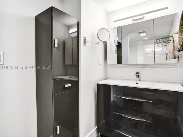 2-bedroom condo for sale in Sunny Isles Beach - 301 174th St 1701 - MondialRealty