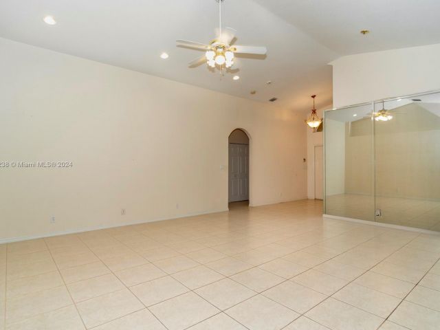Home for rent at 220 SE 8th St 220 - photo 5483887
