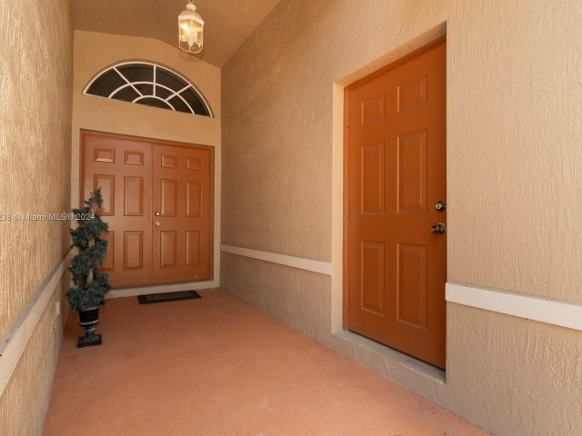 Home for rent at 220 SE 8th St 220 - photo 5483894