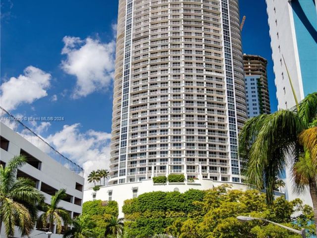 1-bedroom condo for rent in Miami - 1750 N Bayshore Dr 3512 - MondialRealty