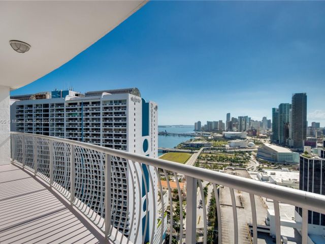 1-bedroom condo for rent in Miami - 1750 N Bayshore Dr 3512 - MondialRealty