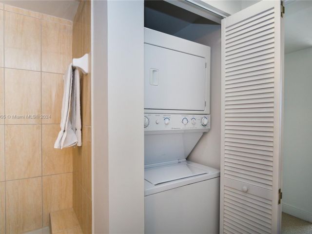 1-bedroom condo for rent in Miami - 1750 N Bayshore Dr 3512 - MondialRealty