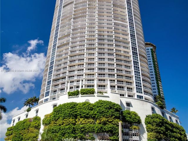 1-bedroom condo for rent in Miami - 1750 N Bayshore Dr 3512 - MondialRealty