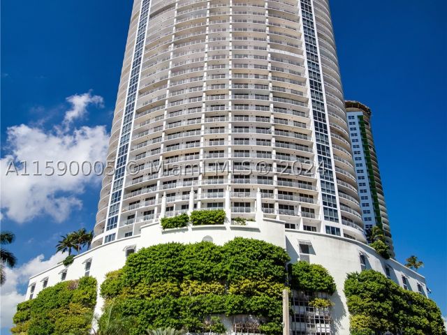 1-bedroom condo for rent in Miami - 1750 N Bayshore Dr 3512 - MondialRealty