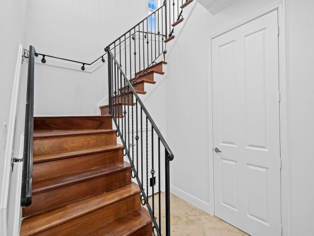 Home for sale at 1301 SW 8th Ave 1301 - photo 5481483