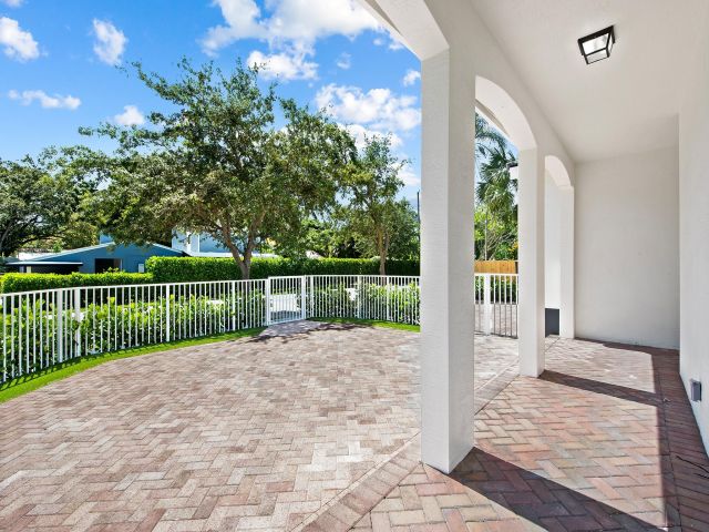 Home for sale at 1301 SW 8th Ave 1301 - photo 5481489