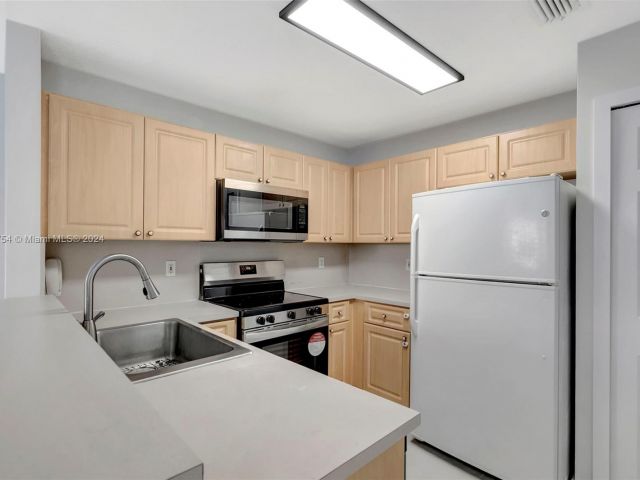 Home for rent at 11438 NW 62nd Ter 220 - photo 5482488