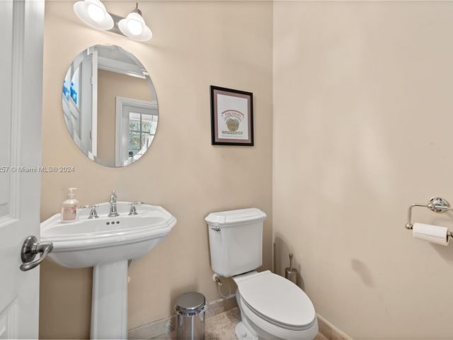 Home for sale at 423 SW 16th St - photo 5482591