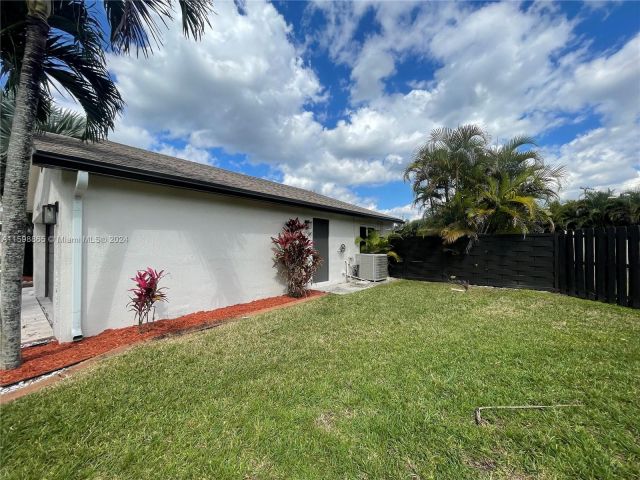Home for rent at 4960 SW 119th Ave 0 - photo 5482879
