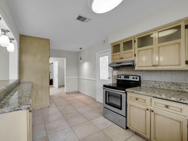 Home for sale at 724 NE 2nd St - photo 5484200