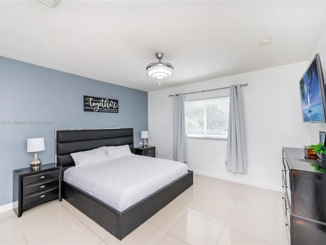 Home for rent at 1075 NE 41st Ave 1075 - photo 5488647