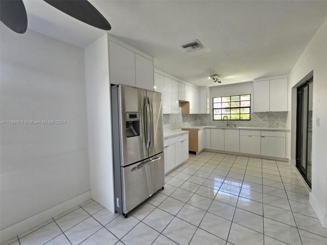 Home for rent at 10380 SW 167th St 1 - photo 5490577