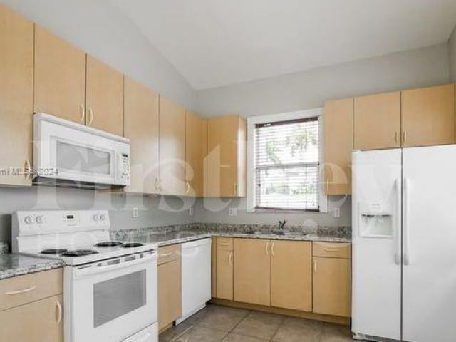 Home for rent at 1695 NE 37th Pl - photo 5489889