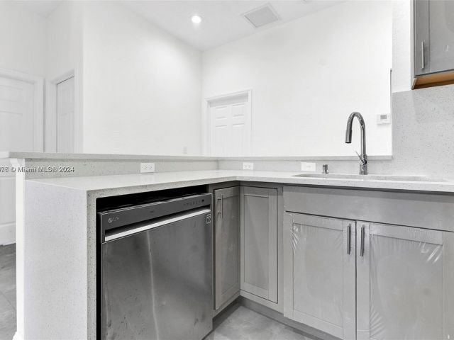 Home for rent at 108 NW 1st Ave 1-2 - photo 5489944