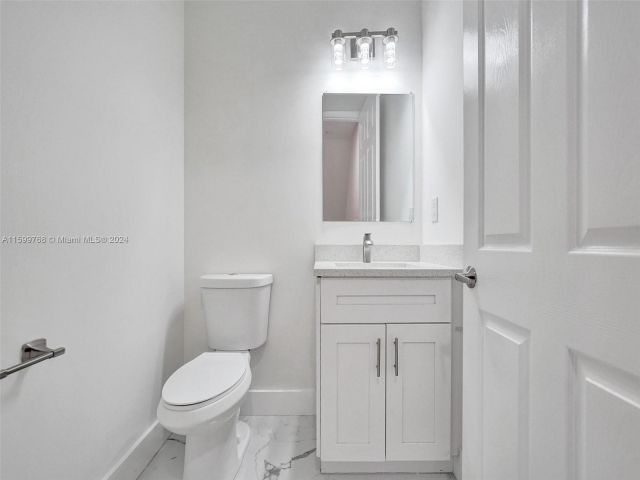 Home for rent at 1033 NE 17th Way 904 - photo 5489731