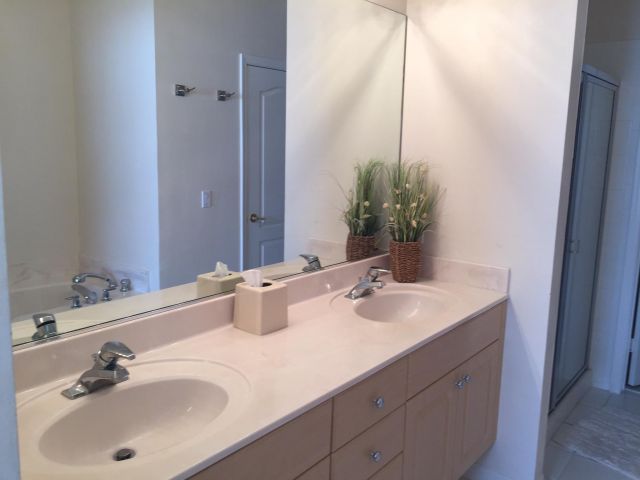 Home for rent at 72 SE 6th Avenue D - photo 5497034