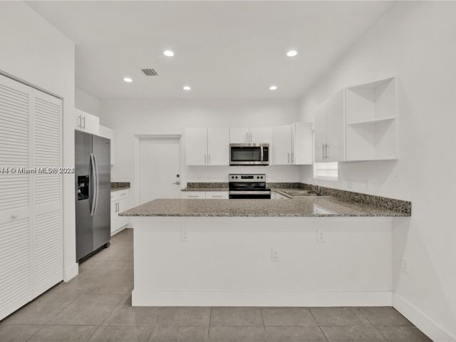 Home for rent at 6331 NW 1st Pl 6331 - photo 5490621