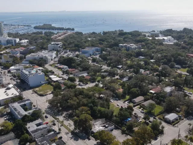 5-bedroom home for sale in Miami - 3373 Thomas Ave - MondialRealty