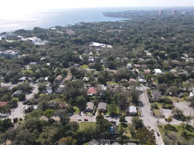 5-bedroom home for sale in Miami - 3373 Thomas Ave - MondialRealty