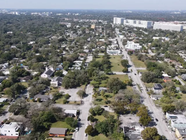 5-bedroom home for sale in Miami - 3373 Thomas Ave - MondialRealty