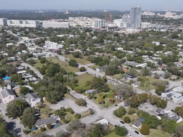 5-bedroom home for sale in Miami - 3373 Thomas Ave - MondialRealty