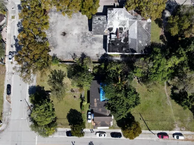 5-bedroom home for sale in Miami - 3373 Thomas Ave - MondialRealty