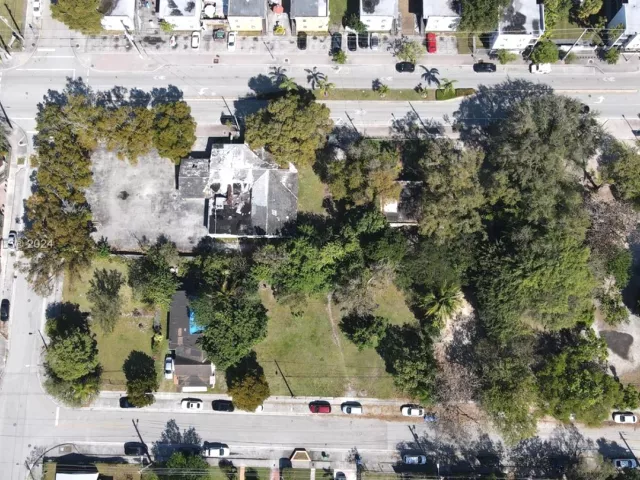 5-bedroom home for sale in Miami - 3373 Thomas Ave - MondialRealty