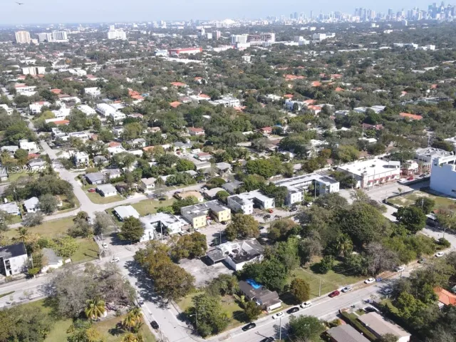 5-bedroom home for sale in Miami - 3373 Thomas Ave - MondialRealty