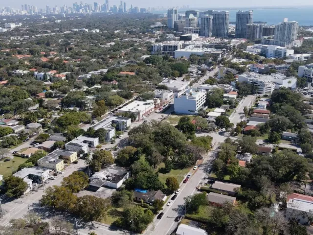 5-bedroom home for sale in Miami - 3373 Thomas Ave - MondialRealty