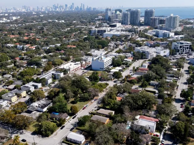 5-bedroom home for sale in Miami - 3373 Thomas Ave - MondialRealty