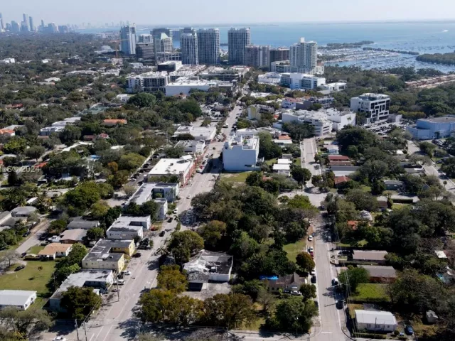 5-bedroom home for sale in Miami - 3373 Thomas Ave - MondialRealty